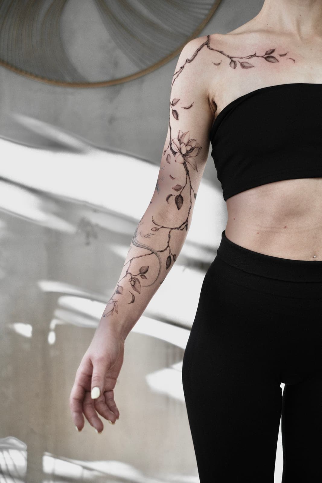Fineline Tattoo frisch gestochen – Magnolie Sleeve – SIJA.INK Zürich